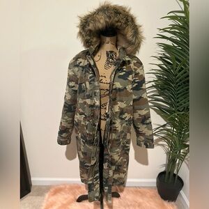 Camouflage coat with faux fur lined hood in European size 40 or US medium